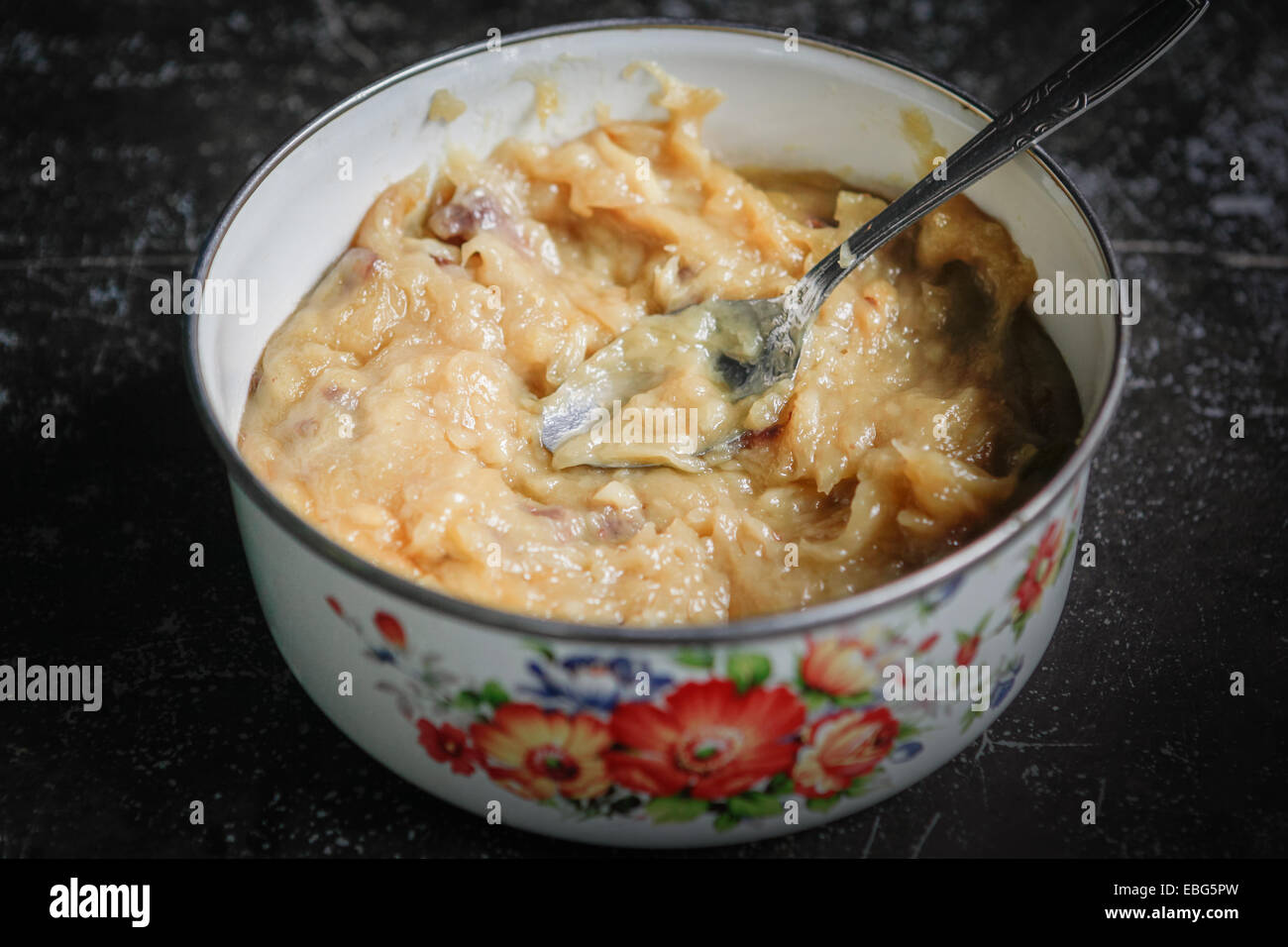 Tempoyak, condiment durien fermenté traditionnellement, dans le village de Nanga Raun, Kalis, Kapuas Hulu, Kalimantan occidental, Indonésie. Banque D'Images