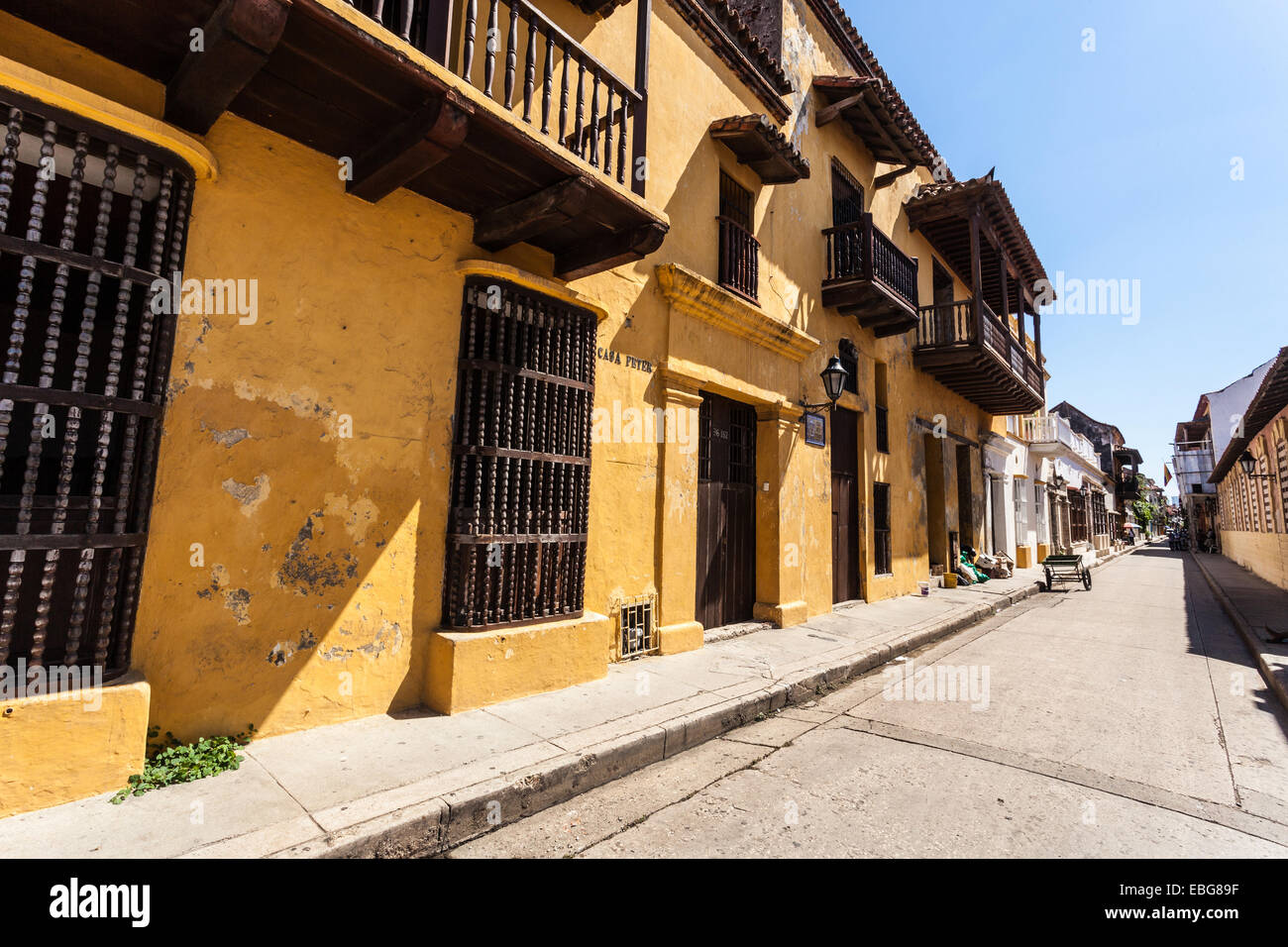 L'architecture coloniale espagnole rangée de maisons, Cartagena de Indias, Colombie. Banque D'Images