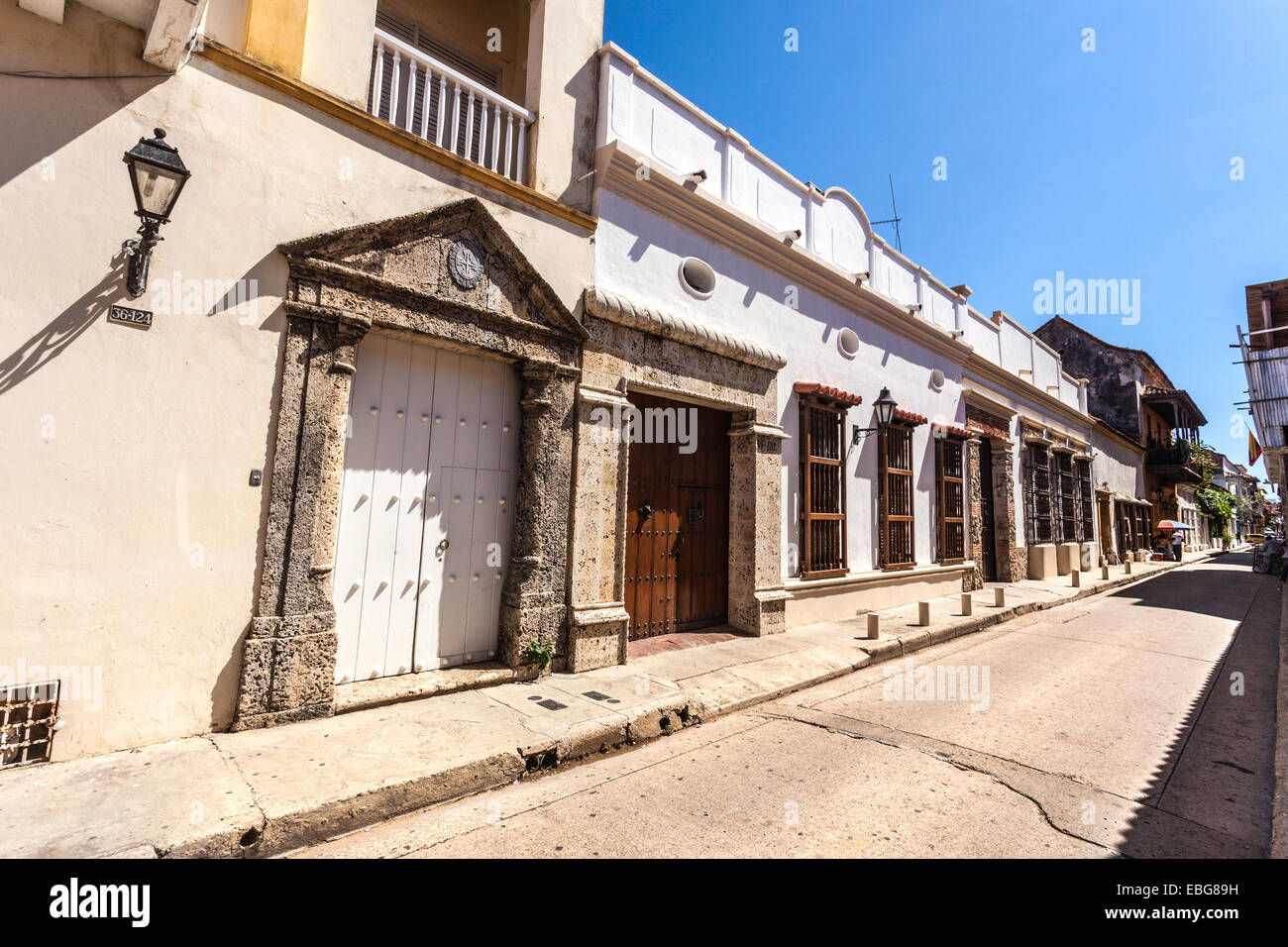 L'architecture coloniale espagnole rangée de maisons, Cartagena de Indias, Colombie. Banque D'Images