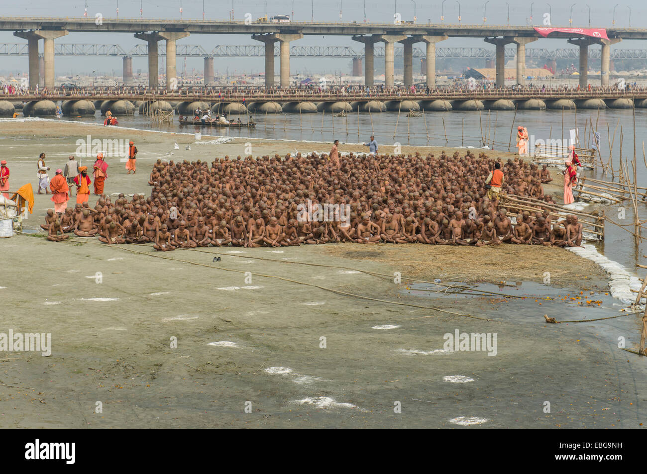 Assis en silence dans le cadre de l'ouverture de nouveau à l'sadhus Sangam, le confluent des fleuves Ganges Banque D'Images