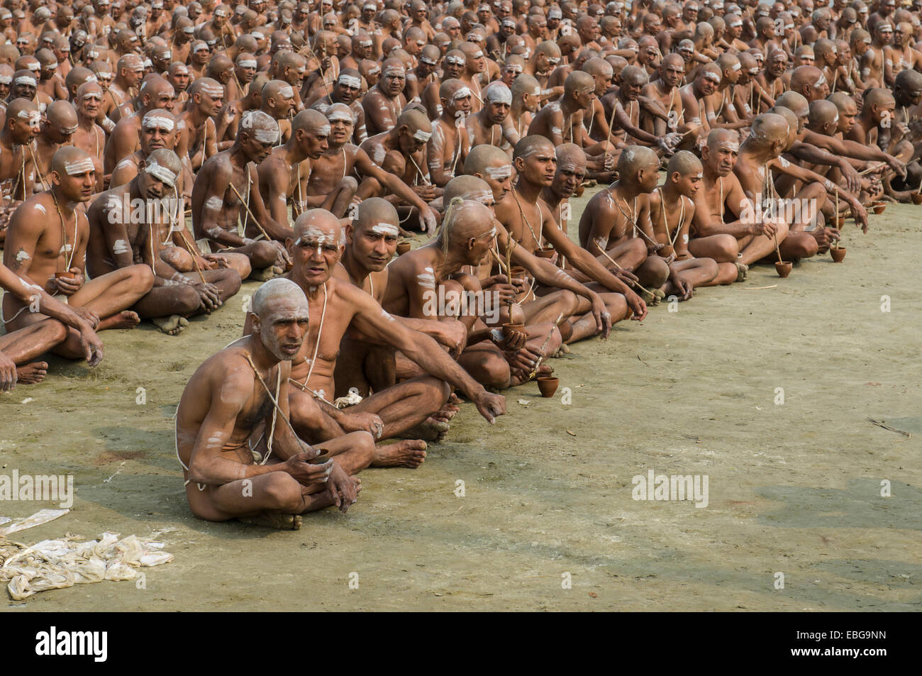 Assis en silence dans le cadre de l'ouverture de nouveau, au cours de sadhus Kumbha Mela festival, Allahabad, Uttar Pradesh, Inde Banque D'Images