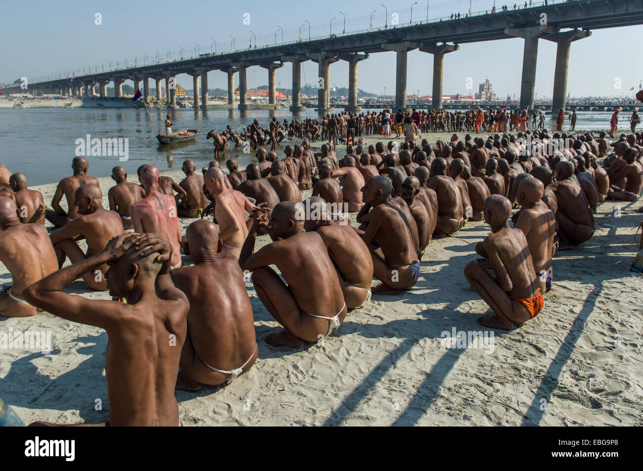Assis en silence dans le Gange dans le cadre de l'ouverture de nouveau, au cours de sadhus Kumbha Mela festival, Allahabad Banque D'Images