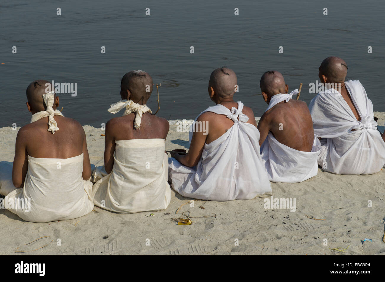 Nouveau groupe de nonnes jaïns assis au bord du Gange au cours de leur lancement, de Kumbha Mela festival, Allahabad Banque D'Images