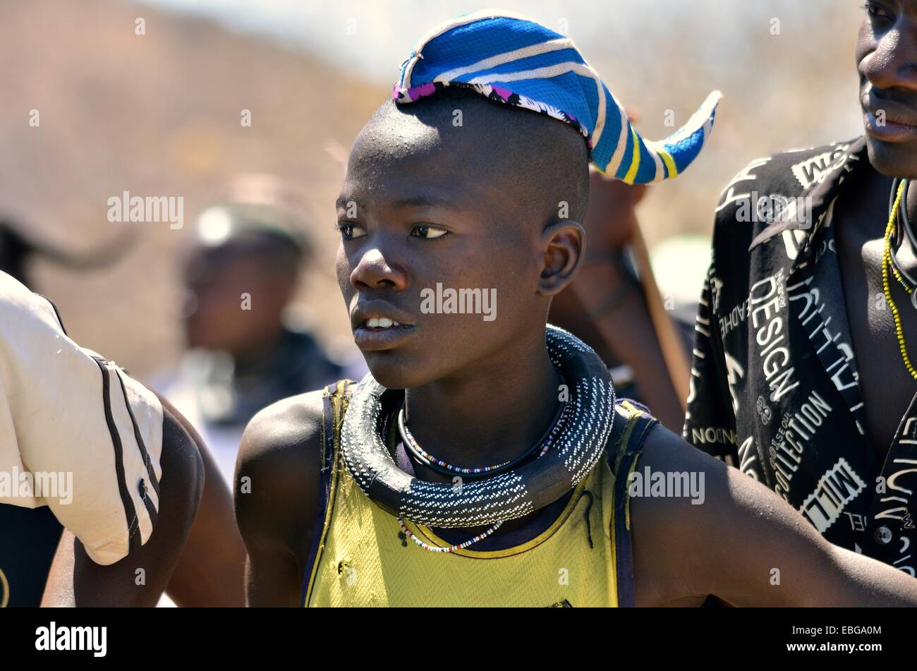 Himba jeune homme portant un couvre-chef traditionnel, cap sous la forme d'une corne de bovins, Omohanja, Kaokoland, Kunene, Namibie Banque D'Images