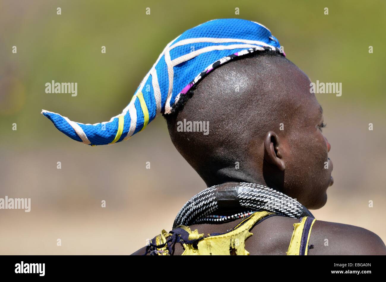 Himba jeune homme portant un couvre-chef traditionnel, cap sous la forme d'une corne de bovins, Omohanja, Kaokoland, Kunene, Namibie Banque D'Images