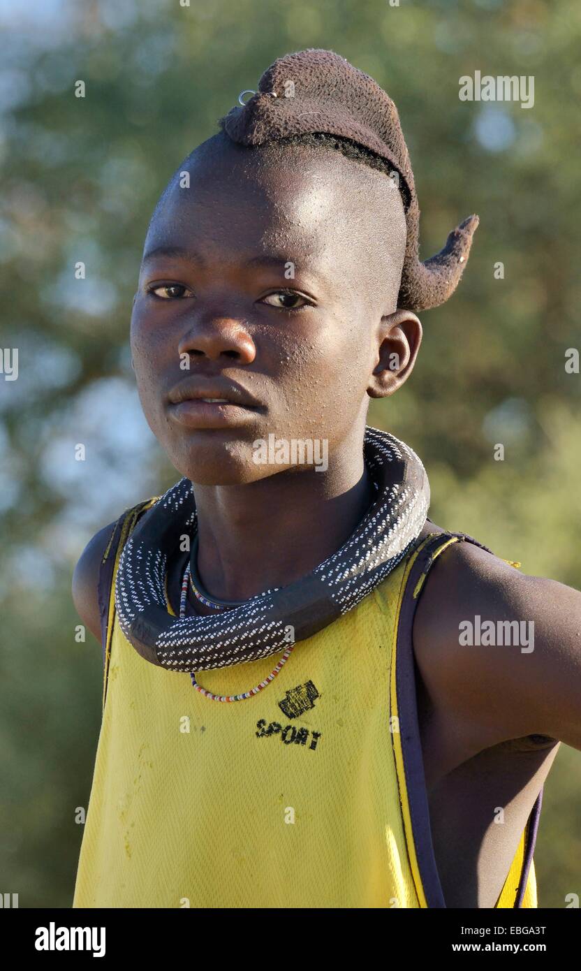 Jeune garçon Himba portant une coiffe traditionnelle, Omohanja, Kaokoland, Kunene, Namibie Banque D'Images
