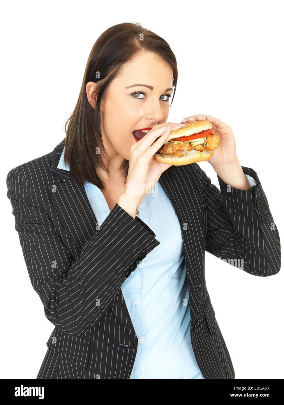 Attractive Woman eating a burger de poulet Banque D'Images