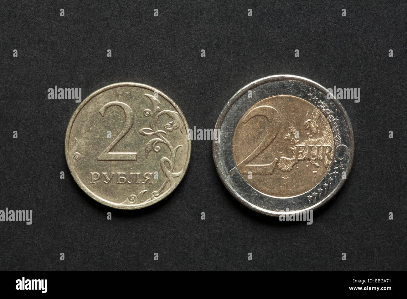 Deux roubles et deux pièces d'euros Banque D'Images