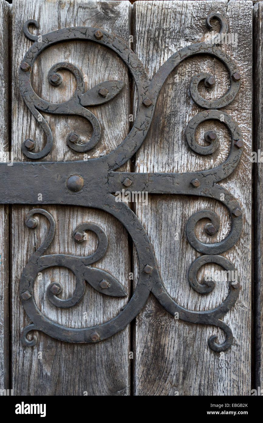 Les travaux de fer forgé à la main sur une porte en bois, Isny im Allgäu, Allgäu, en Haute Souabe, Bade-Wurtemberg, Allemagne Banque D'Images