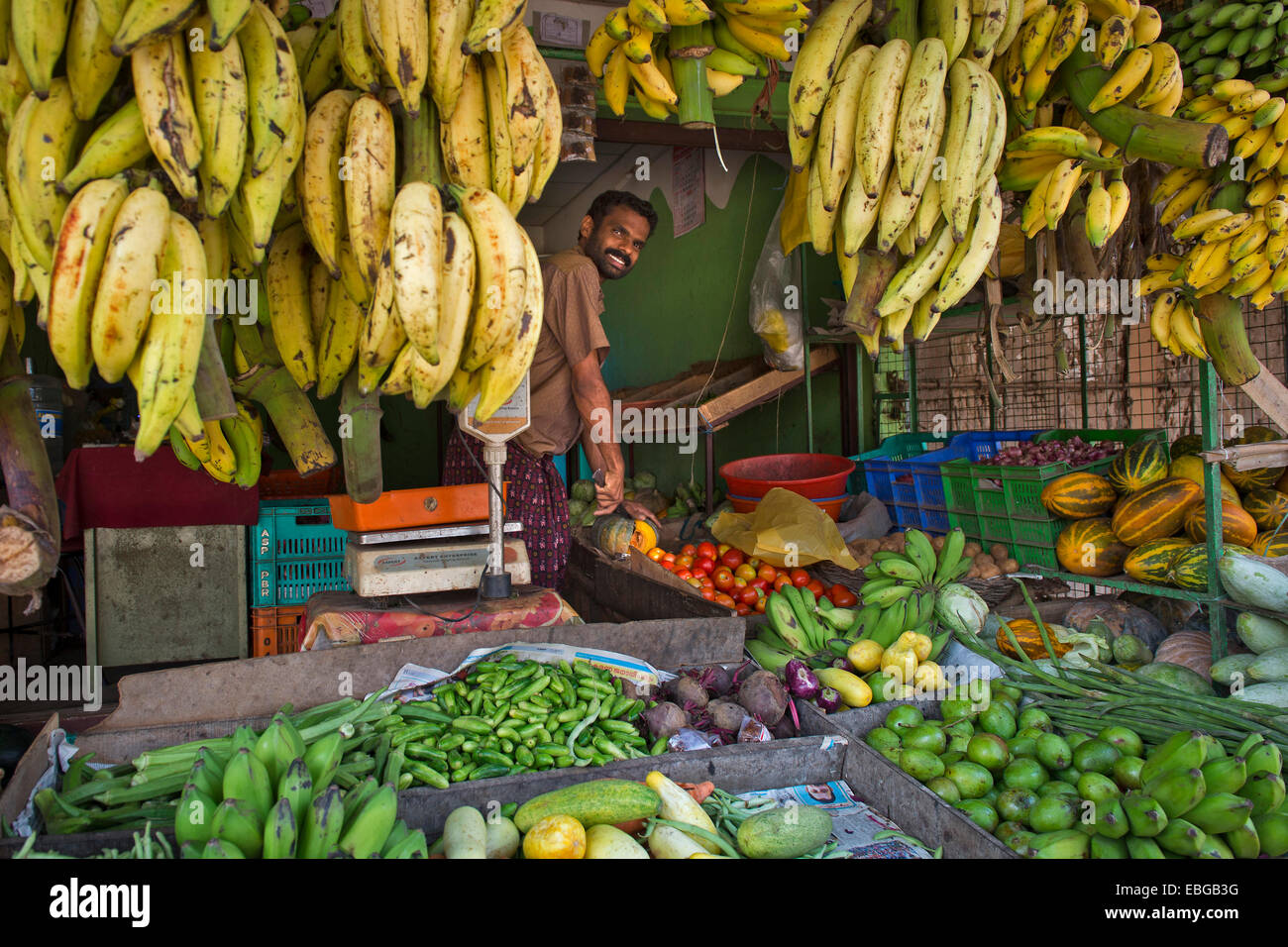 Smiling vendeur de fruits et légumes, du Lac Vembanad, Kerala, Inde Banque D'Images