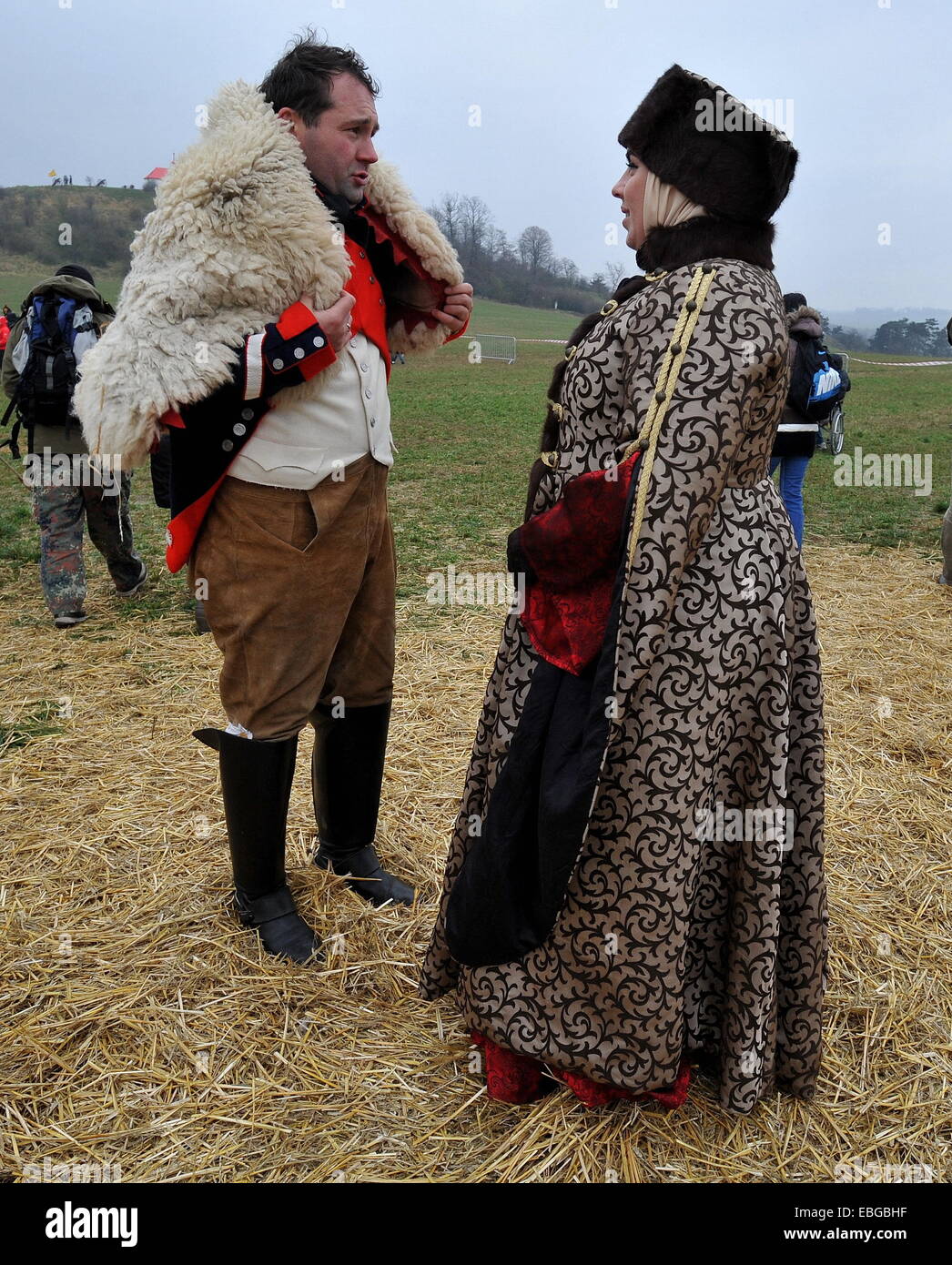 Les amateurs d'histoire en costumes régimentaire de prendre part à la reconstruction de la célèbre bataille d'Austerlitz, également connu sous le nom de la bataille des trois empereurs, à l'occasion de son 209e anniversaire, près de Slavkov u Brna, en République tchèque, le 29 novembre 2014 (CTK Photo/Igor Zehl) Banque D'Images