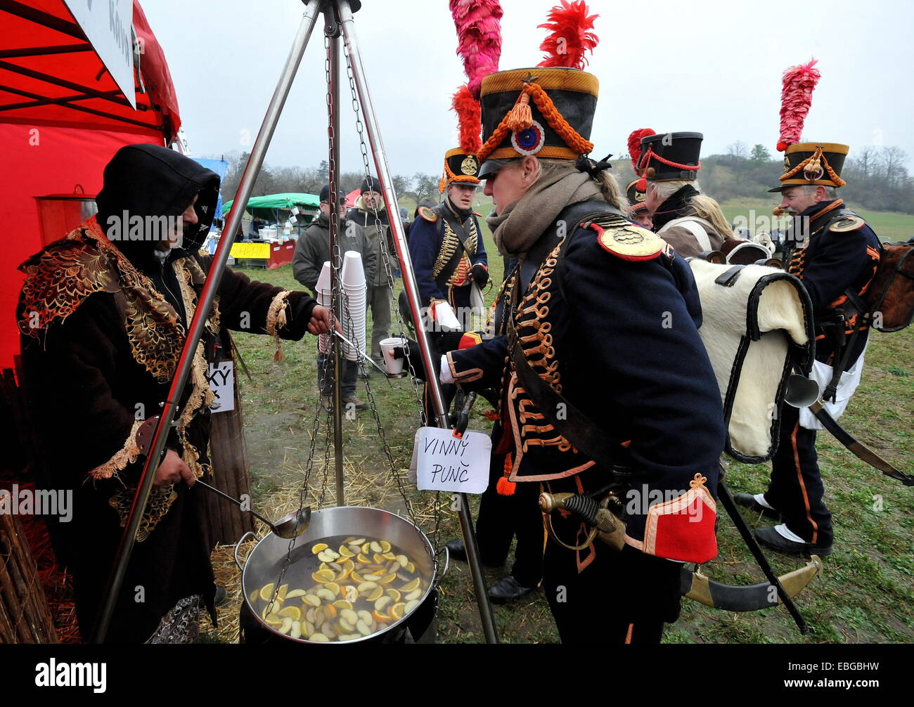 Les amateurs d'histoire en costumes régimentaire de prendre part à la reconstruction de la célèbre bataille d'Austerlitz, également connu sous le nom de la bataille des trois empereurs, à l'occasion de son 209e anniversaire, près de Slavkov u Brna, en République tchèque, le 29 novembre 2014 (CTK Photo/Igor Zehl) Banque D'Images