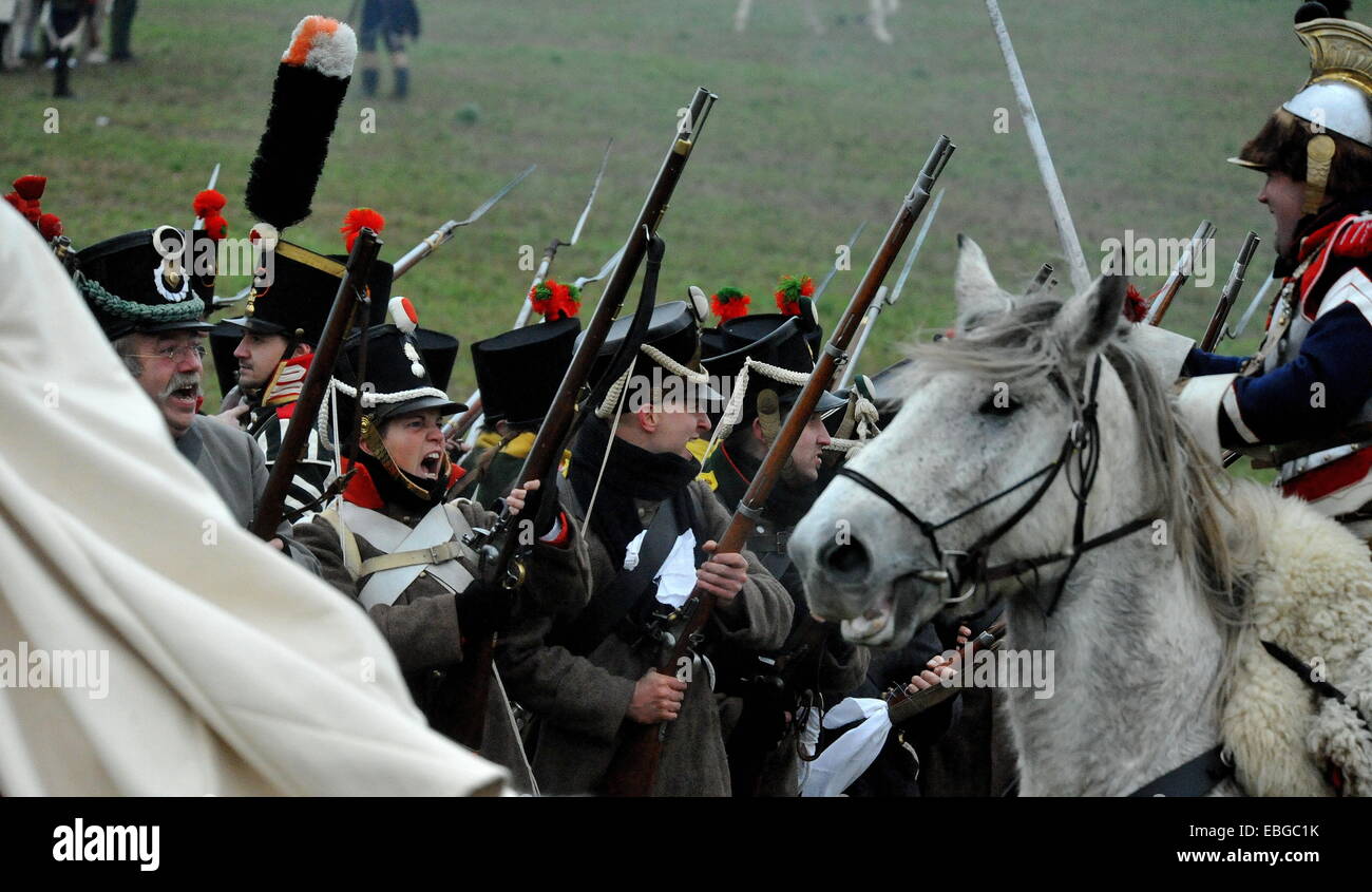 Les amateurs d'histoire en costumes régimentaire de prendre part à la reconstruction de la célèbre bataille d'Austerlitz, également connu sous le nom de la bataille des trois empereurs, à l'occasion de son 209e anniversaire, près de Slavkov u Brna, en République tchèque, le 29 novembre 2014 (CTK Photo/Igor Zehl) Banque D'Images