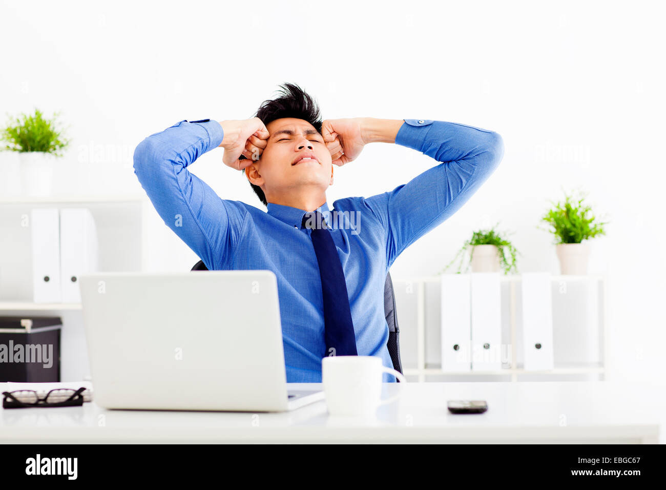 Stressed businessman travaillant au bureau Banque D'Images