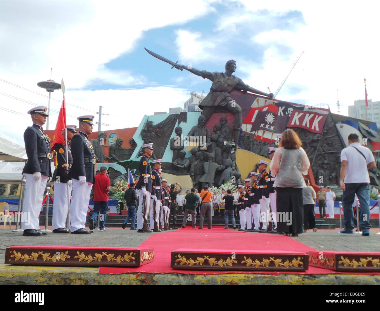 Divers organismes gouvernementaux offre gerbe à Bonifacio de culte à Manille sur le 151e anniversaire de la naissance de la classe ouvrière des Philippines et héros révolutionnaire, Andres Bonifacio. © Sherbien Dacalanio/Pacific Press/Alamy Live News Banque D'Images