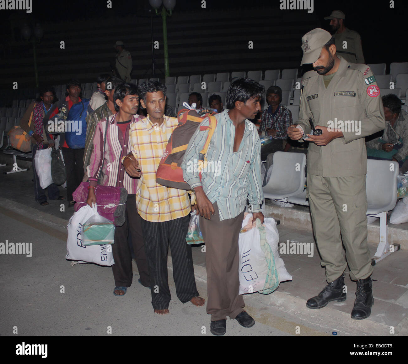 Les responsables pakistanais turn-over 40 prisonniers indiens, surtout des pêcheurs détenus pour violation des eaux territoriales à des autorités indiennes à Wagha border à Lahore. Libéré de prison prisonniers indiens à Karachi comme geste de bonne volonté. Les prisonniers ont été rapatriés par la Wagah border.un jour après que le Premier Ministre Nawaz Sharif a serré la main et échangé des civilités avec son homologue indien Narendra Modi au sommet de l'association fermée à Katmandou. © Rana Sajid Hussain/Pacific Press/Alamy Live News Banque D'Images