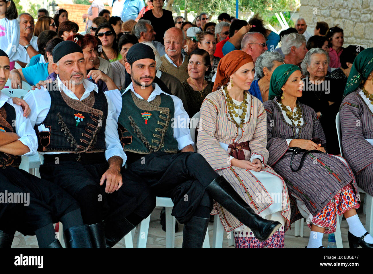 Mâle et femelle traditionnelle grecque danseurs repose au Amargeti Festival communautaire Banque D'Images