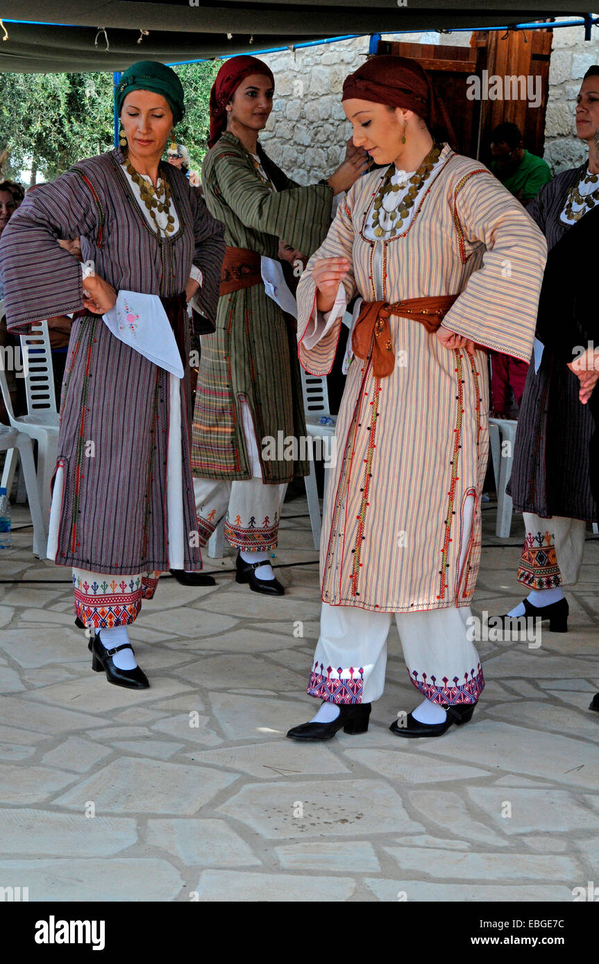 Danseuses traditionnel grec à l'Amargeti Festival communautaire Banque D'Images