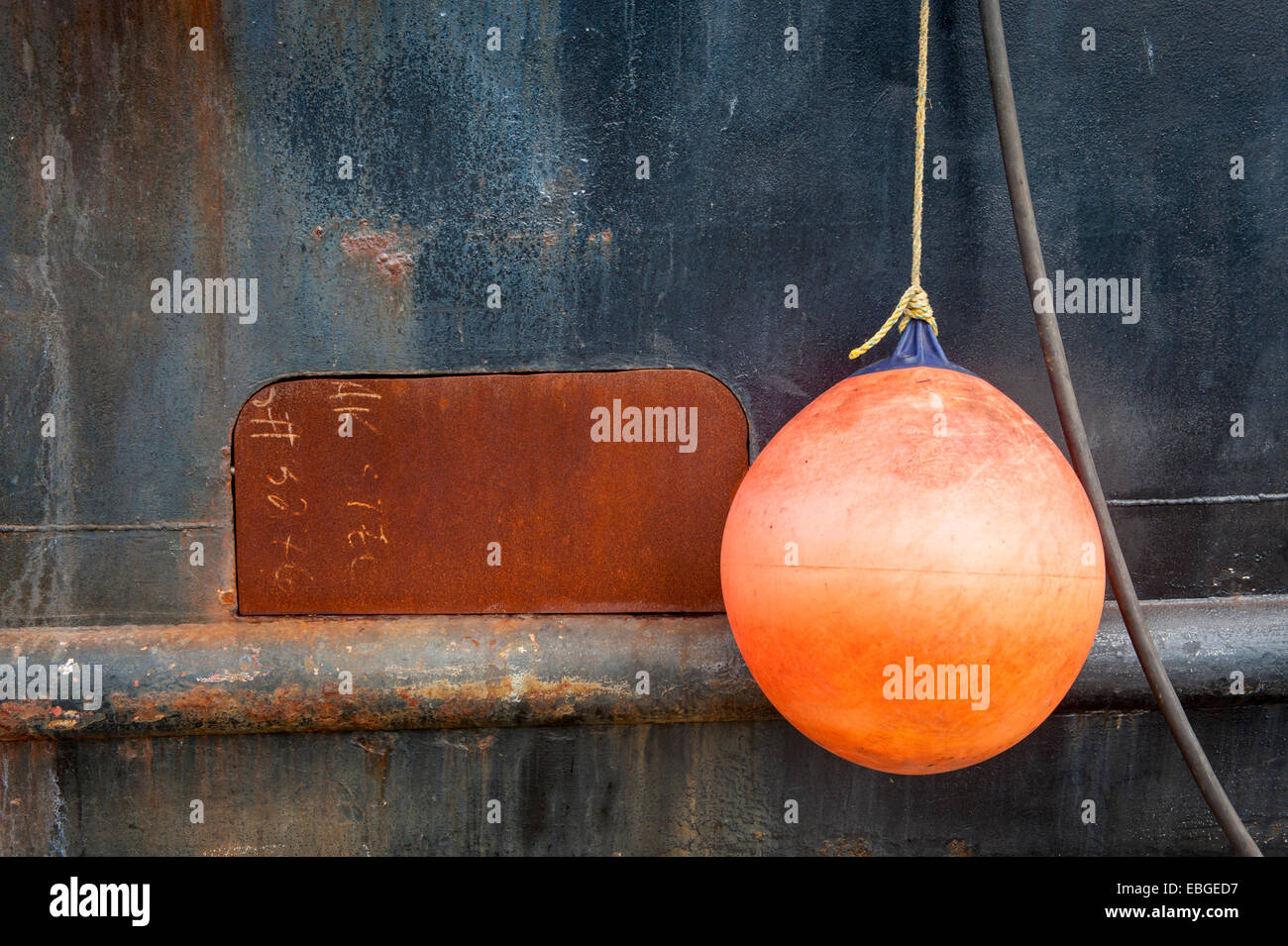 Bouclier Orange ball accroché sur le côté du navire en Homer, Alaska, USA Banque D'Images