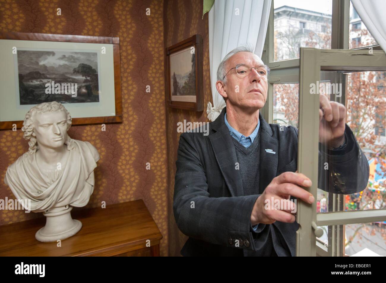 Directeur de la Klassik Stiftung (Fondation classiques), Johann Philipp Jung, inspecte la restaurez windows du salon de la maison de Schiller à Weimar, Allemagne, 01 décembre 2014. Les Classiques Foundation ouvre la maison de Schiller après des travaux de réparation le 02 décembre 2014. Photo : MICHAEL REICHEL/dpa Banque D'Images