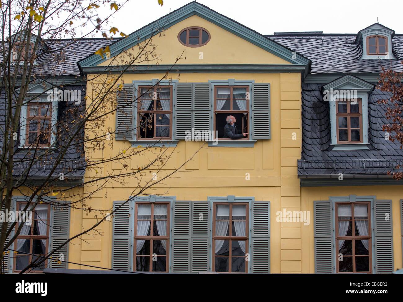 Directeur de la Klassik Stiftung (Fondation classiques), Johann Philipp Jung, inspecte la restaurez windows du salon de la maison de Schiller à Weimar, Allemagne, 01 décembre 2014. Les Classiques Foundation ouvre la maison de Schiller après des travaux de réparation le 02 décembre 2014. Photo : MICHAEL REICHEL/dpa Banque D'Images