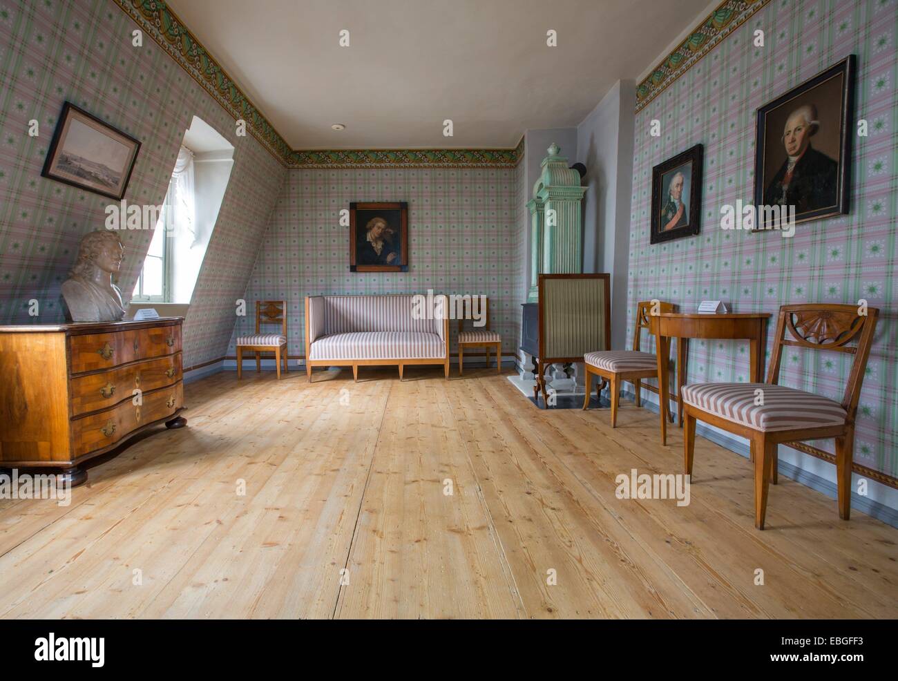 Weimar, Allemagne. 06Th Nov, 2014. Les étages restauré de la salle de séjour dans la maison de Schiller à Weimar, Allemagne, 01 décembre 2014. Les Classiques Foundation ouvre la maison de Schiller après des travaux de réparation le 02 décembre 2014. Photo : MICHAEL REICHEL/dpa/Alamy Live News Banque D'Images