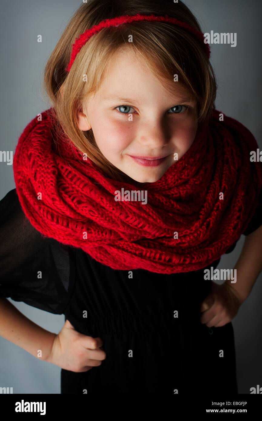 Une jeune fille souriante avec une écharpe rouge Banque D'Images