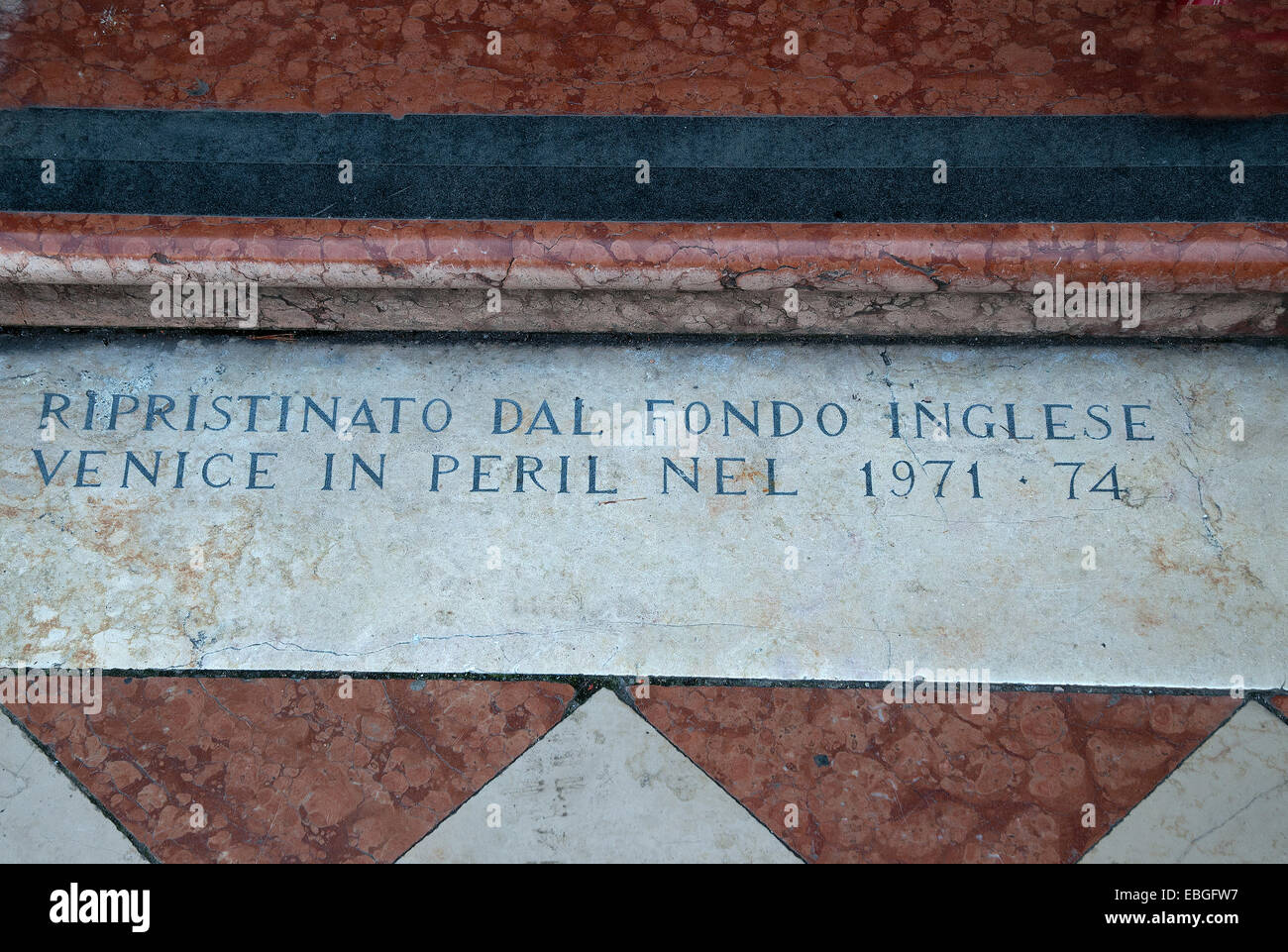 L'étape d'entrée de la Place St Marc Bell Tower lit REPRISTINATO DAL FONDO FRANCESE Venice in Peril 197174 ou rénové par fonds Anglais Banque D'Images