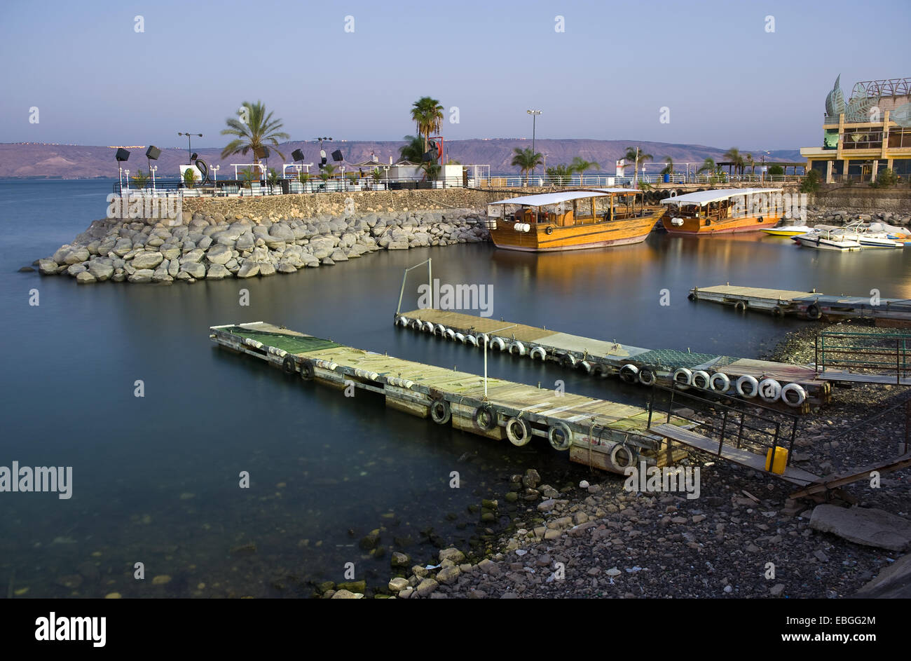 Le port de Tibériade sur le lac de Galilée au début twilight Banque D'Images