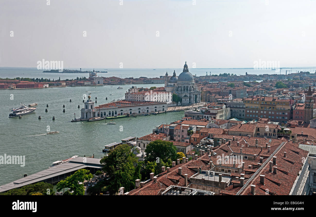 Vue du clocher de St Marc de Venise Grand Canal Basilica di Santa Maria della Salute et l'île de la Giudecca avec chie Banque D'Images