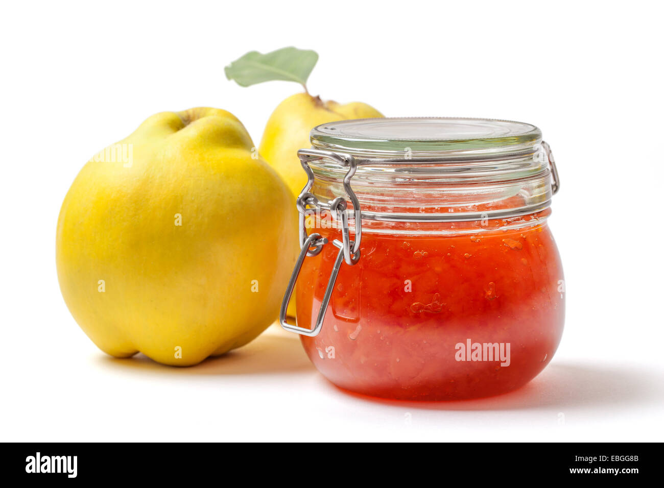 Deux coings et mûres Confiture de Coing dans un pot isolé sur fond blanc avec clipping path Banque D'Images