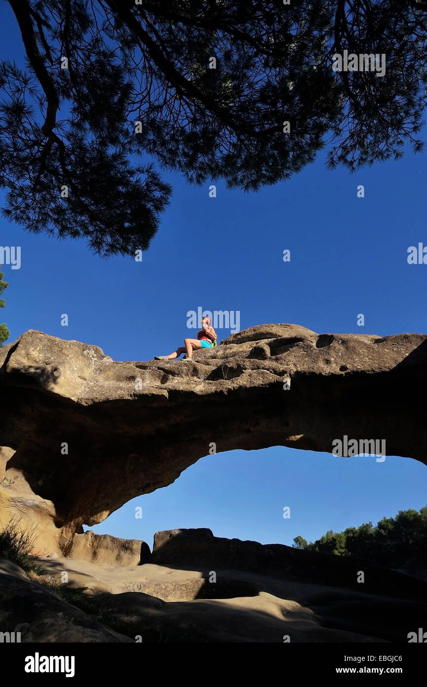 Femme assise sur un rocher wanderer arch, France, Provence, cales, Lamanon Salon de Provence Banque D'Images