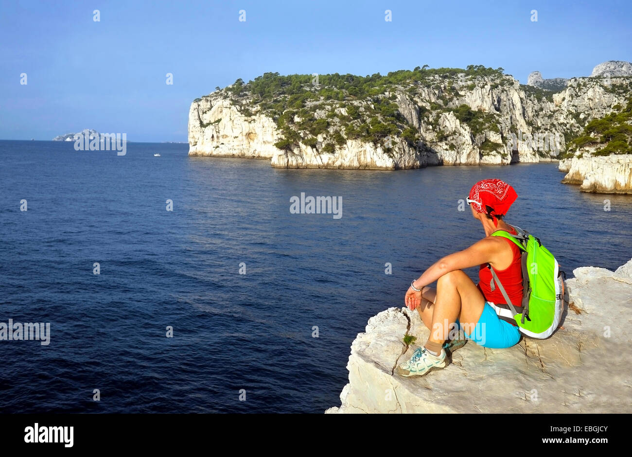 Wanderer femme assis sur la côte rocheuse de calanques, France, Provence, Parc National des Calanques, Marseille Cassis La Ciotat Banque D'Images