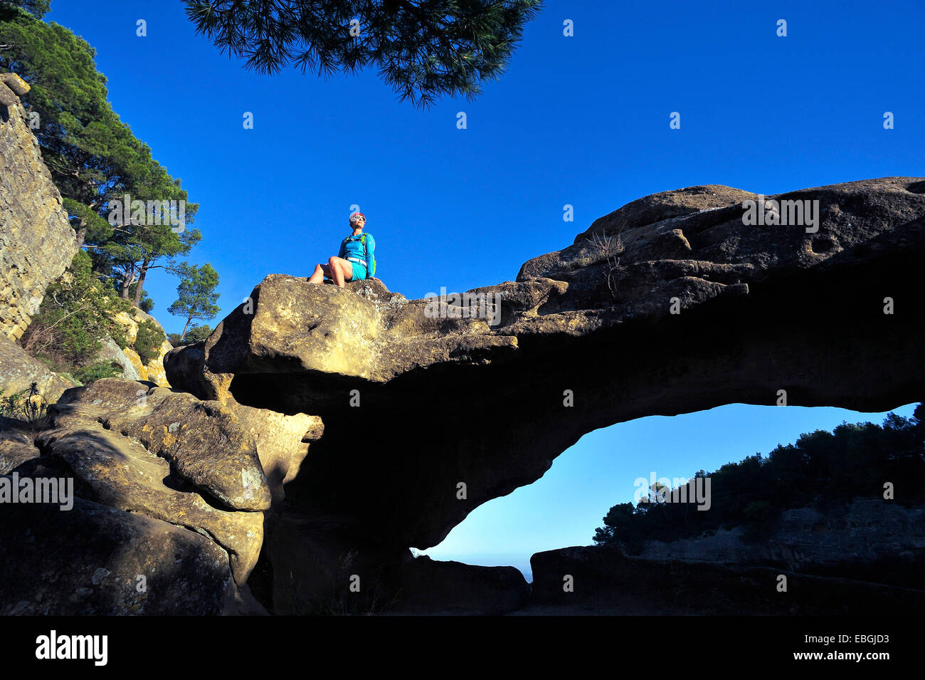 Femme assise sur un rocher wanderer arch, France, Provence, cales, Lamanon Salon de Provence Banque D'Images