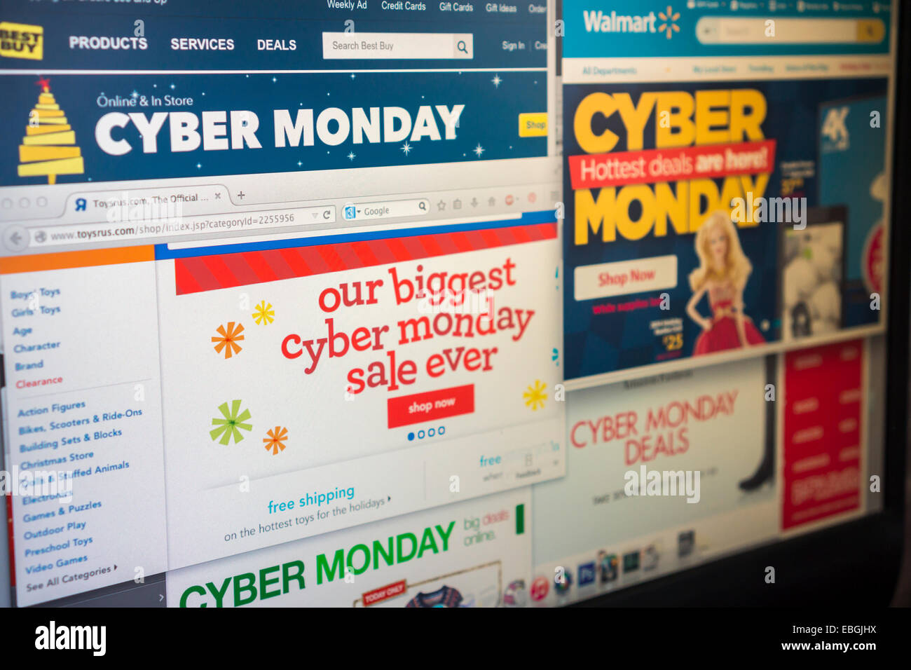 Une collection de sites Web vantant leurs ventes Cyber lundi le Lundi, Décembre 1, 2014. Le vendredi noir promotions qui ont duré toute la semaine dernière, combiné avec offres en ligne tout le temps avez tendu et dilué le week-end d'achats de vacances. Bien que de nombreux détaillants offrent des promotions en ligne pour Cyber lundi, la soi-disant maison de vacances remonte quand la plupart des Américains n'avaient pas d'accès internet à large bande et limitée de sorte qu'ils boutique sur la première journée de retour au travail, à l'aide de leurs employeurs un accès internet rapide. (© Richard B. Levine) Banque D'Images