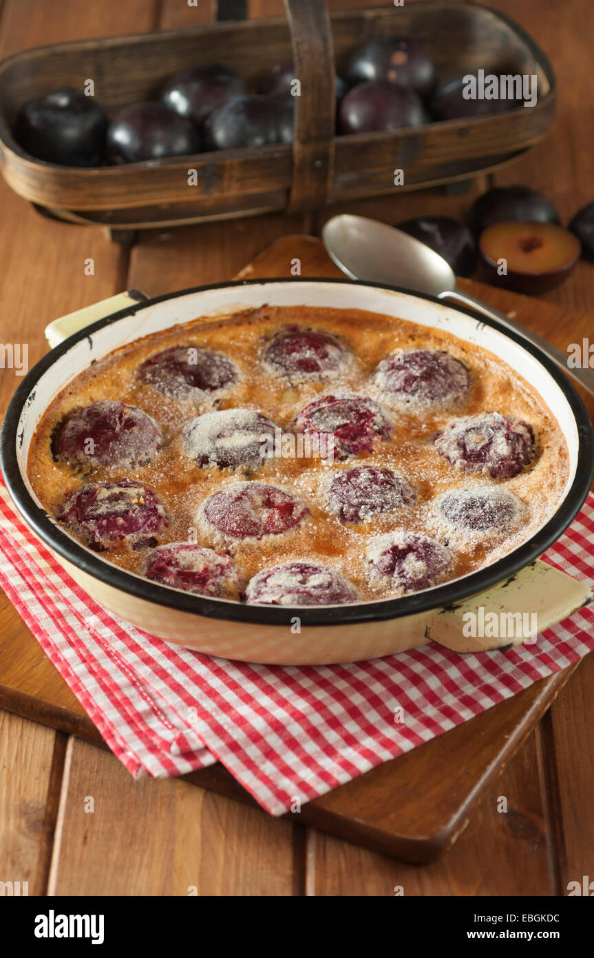 Clafoutis aux prunes. Clafoutis aux prunes. Dessert de fruits français Banque D'Images