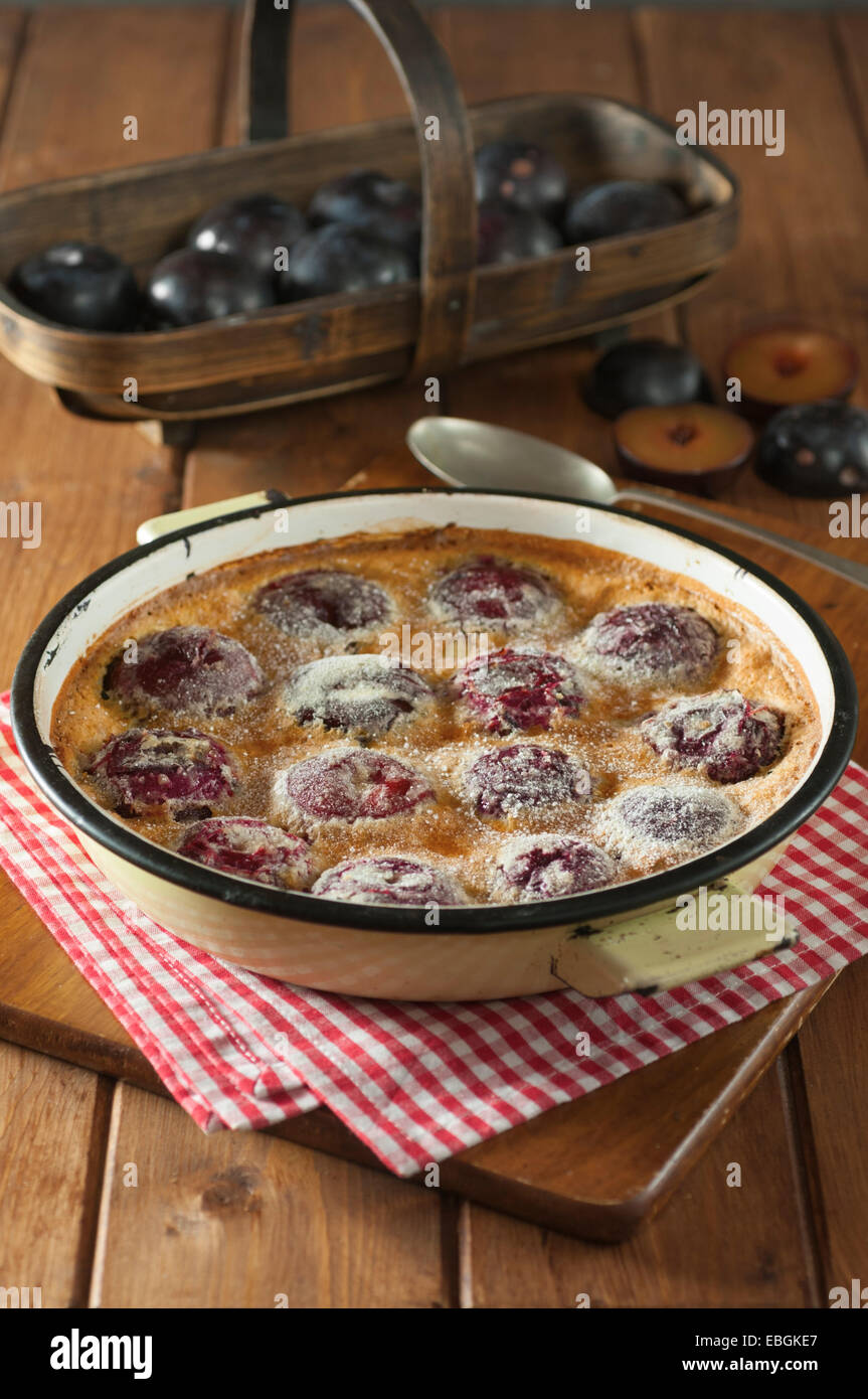 Clafoutis aux prunes. Clafoutis aux prunes. Dessert de fruits français Banque D'Images