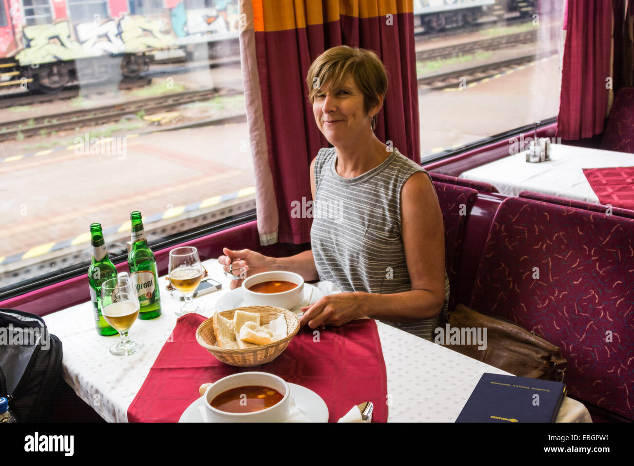 Manger dans le train Banque de photographies et d’images à haute résolution Alamy