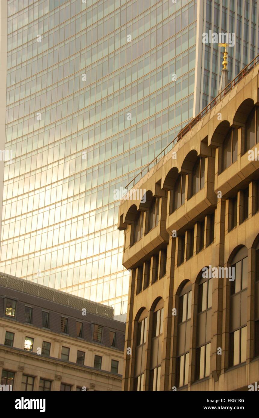 La lumière du soleil reflétant sur 20 Fenchurch Street gratte-ciel dans la ville de Londres Banque D'Images