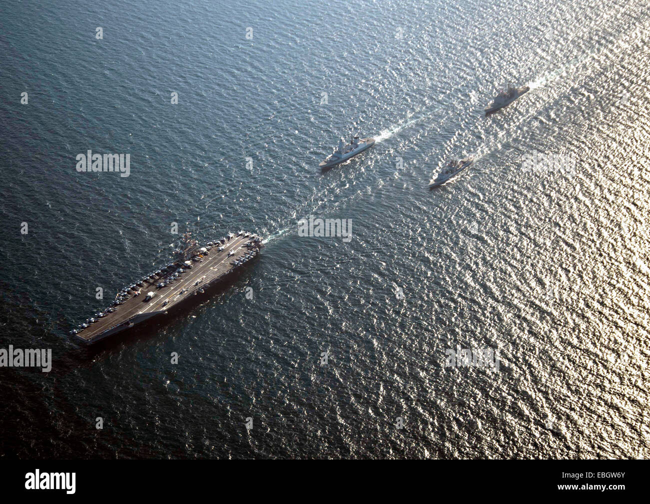 US Navy porte-avions nucléaire USS Carl Vinson voiles en formation avec la Marine royale d'Audace classe destroyer HMS défense Defender, le croiseur lance-missiles USS Bunker Hill et la Marine Nationale française de la frégate anti-aérienne Jean Bart FS lors d'opérations le 9 novembre 2014 dans la mer d'Oman. Le groupe est déployé pour l'opération de sélection des objectifs inhérents résoudre ISIS en Iraq et en Syrie. Banque D'Images