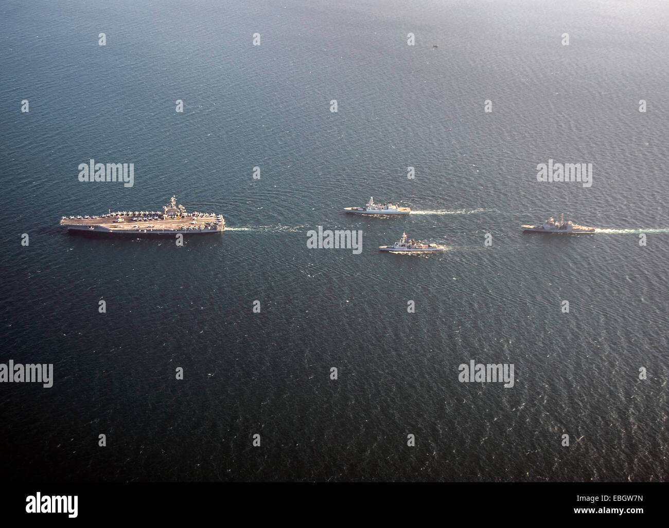US Navy porte-avions nucléaire USS Carl Vinson voiles en formation avec la Marine royale d'Audace classe destroyer HMS défense Defender, le croiseur lance-missiles USS Bunker Hill et la Marine Nationale française de la frégate anti-aérienne Jean Bart FS lors d'opérations le 9 novembre 2014 dans la mer d'Oman. Le groupe est déployé pour l'opération de sélection des objectifs inhérents résoudre ISIS en Iraq et en Syrie. Banque D'Images