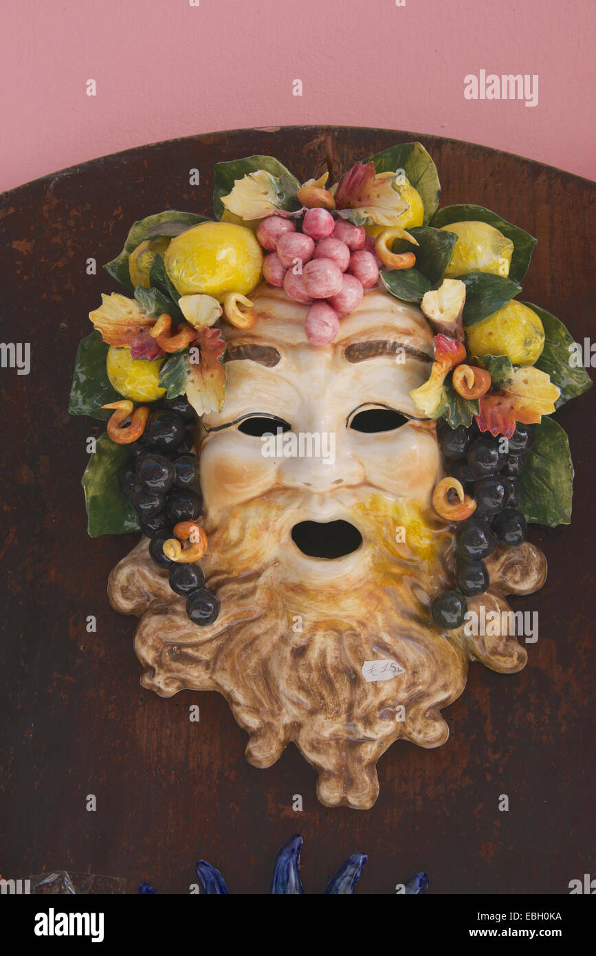 Visage de porcelaine de Bacchus dieu du vin Cinque Terre Ligurie Italie Banque D'Images