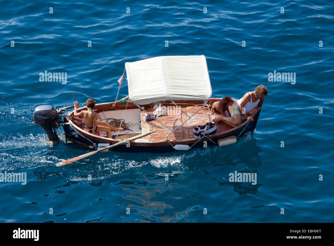 Homme garçon chien dans un petit bateau Vue de dessus Cinque Terre Ligurie Italie Banque D'Images