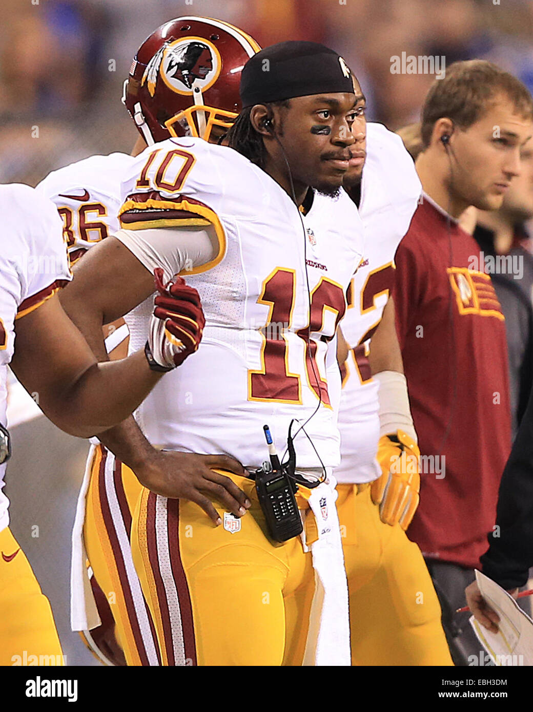 Indianapolis, IN, USA. 30Th Nov, 2014. Redskins de Washington quarterback Robert Griffin III (10) est perçue à l'écart pendant la première moitié de la NFL match entre les Redskins de Washington et les Indianapolis Colts au Lucas Oil Stadium à Indianapolis, Indiana. Les Colts défait les Redskins 49-27. ©2014 Billy Hurst/CSM/Alamy Live News Banque D'Images