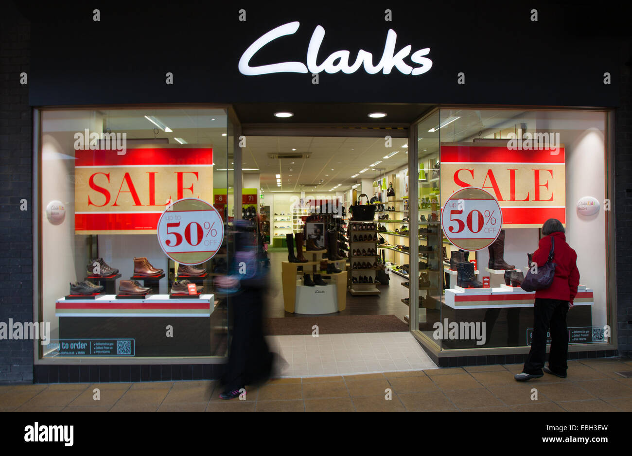 Magasins de chaussures Clarks. Burnley, Lancashire, UK, les acheteurs  passant Clarks shoe store, magasin de vente d'été avant avec affiches, dans  Fishergate, Preston, Royaume-Uni Photo Stock - Alamy