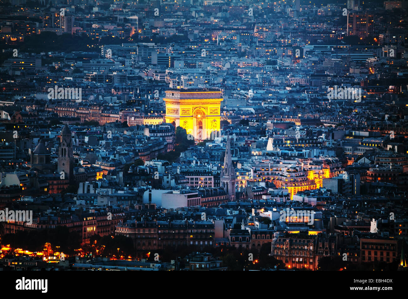 Vue aérienne de l'Arc de Triomphe de l'Etoile (Arc de Triomphe) à Paris la nuit Banque D'Images