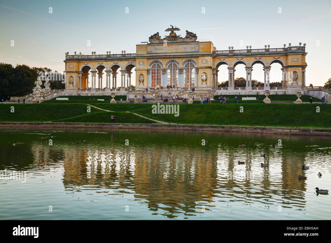 Vienne - 19 OCTOBRE : chapelle du château de Schönbrunn, au coucher du soleil avec les touristes le 19 octobre 2014 à Vienne. C'est la plus grande gloriette dans V Banque D'Images