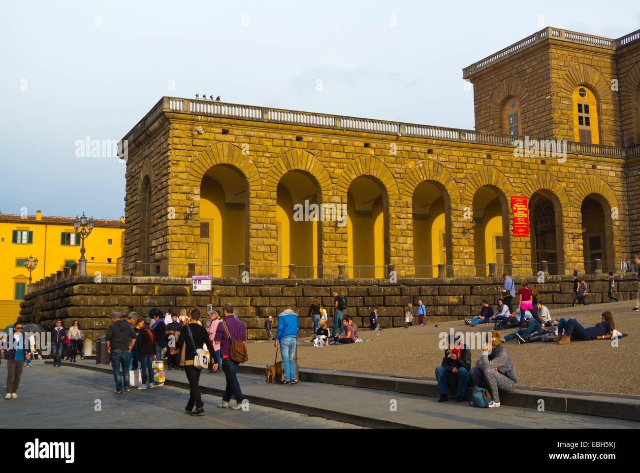 Les gens en face du Palazzo Pitti, Piazza de Pitti, quartier de l'Oltrarno, Florence, Toscane, Italie Banque D'Images