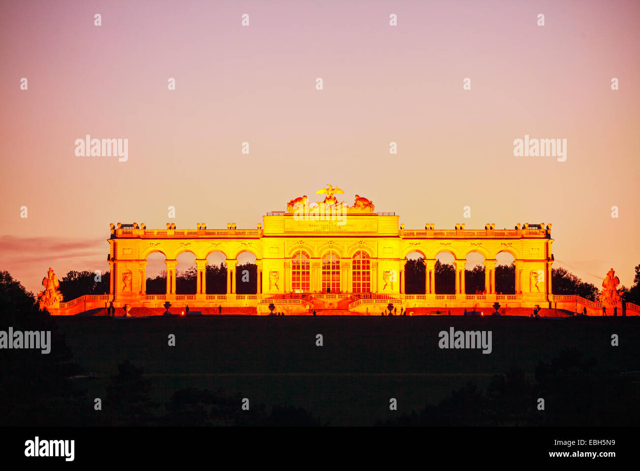 Vienne - 19 OCTOBRE : chapelle du château de Schönbrunn, au coucher du soleil avec les touristes le 19 octobre 2014 à Vienne. C'est la plus grande gloriette dans V Banque D'Images