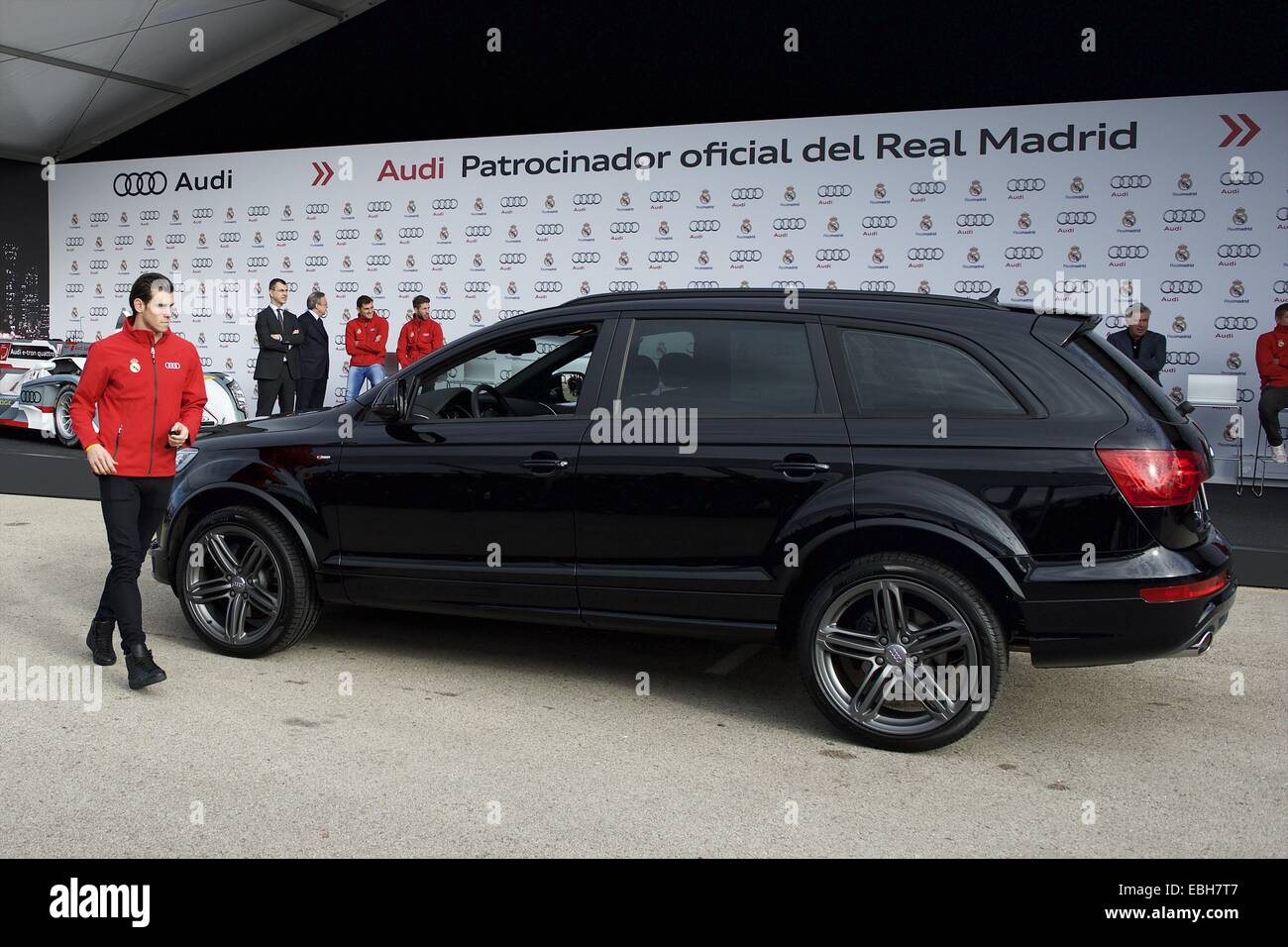 Madrid, Espagne. 1er décembre 2014. Gareth Bale a reçu la nouvelle Audi  voiture durant la présentation du Real Madrid de neuf voitures faites par  Audi à Valdebebas le 1 décembre 2014 à